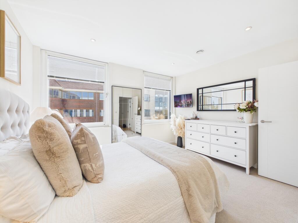 Apartment in Horsham, West Sussex - More