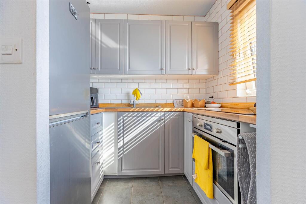HOLLAND ROAD, Westcliff-On-Sea photo 3