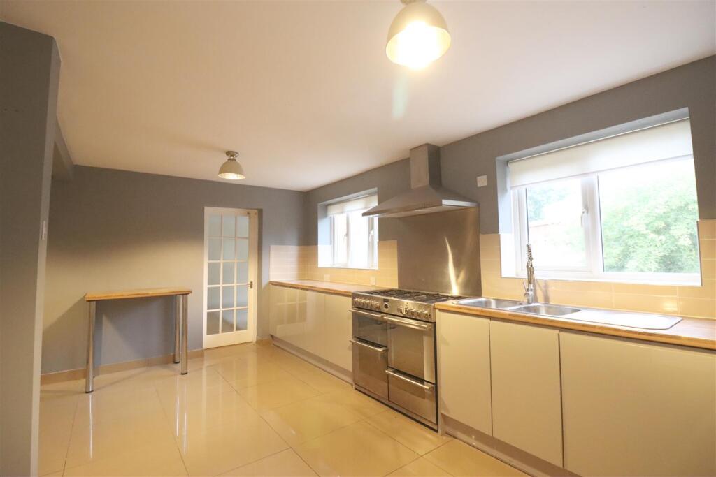House in Kettering, Brambleside - More