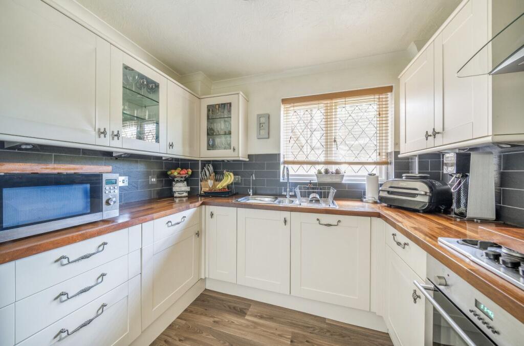 Apartment in Slough - More