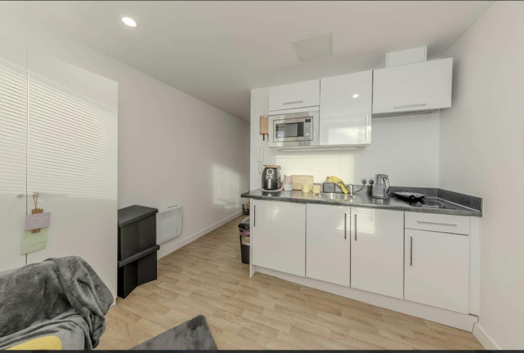 Apartment in Stoke-on-Trent - View 4