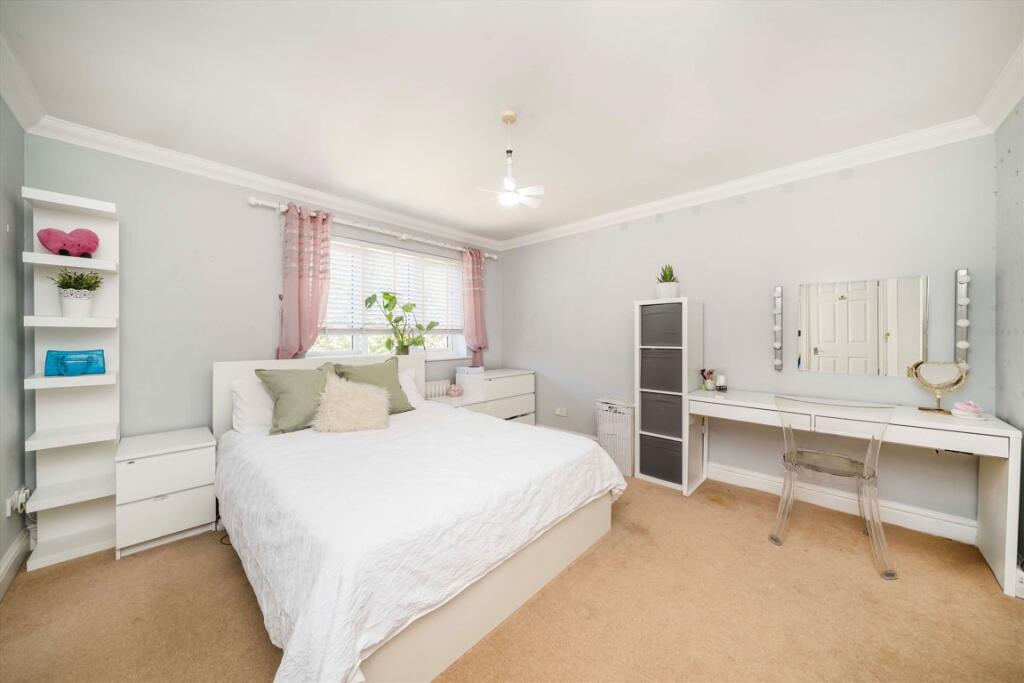 House in Kingston upon Thames - More