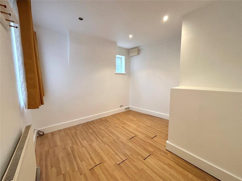 Apartment in Guildford - View 4