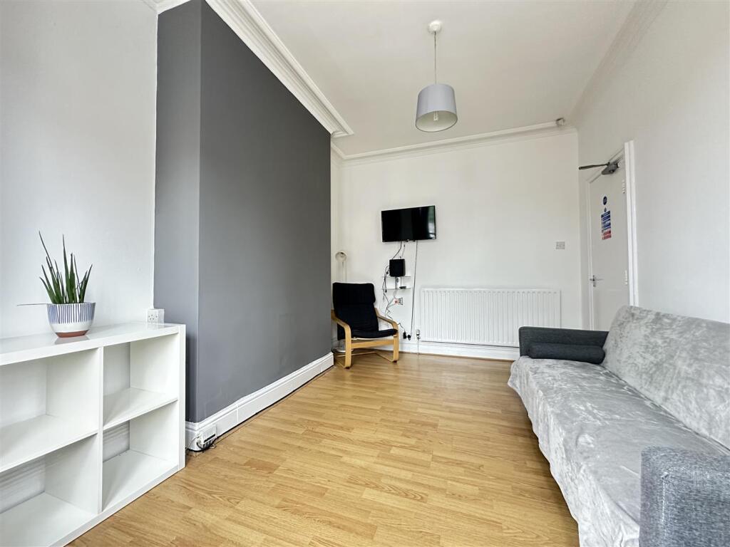 House in Leeds, West Yorkshire - View 3