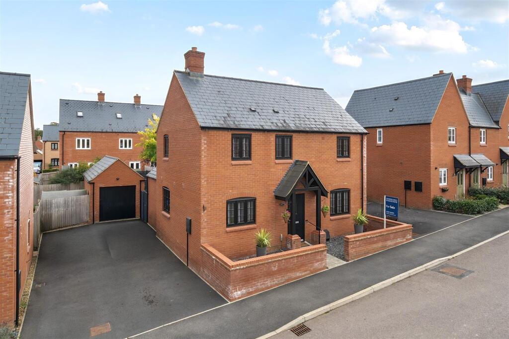 3-bed detached on Wetherby Drive, Towcester, NN12, £425,000