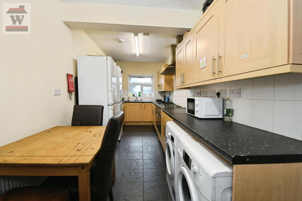 Chatsworth Crescent, Hounslow photo 2