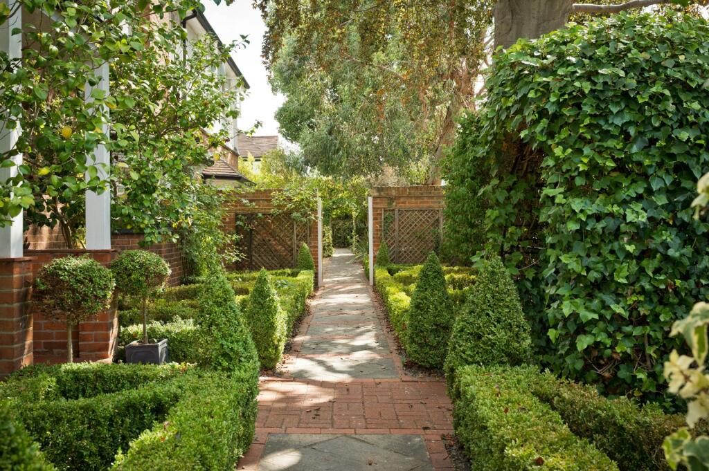 House in Elmbridge, Surrey - View 4