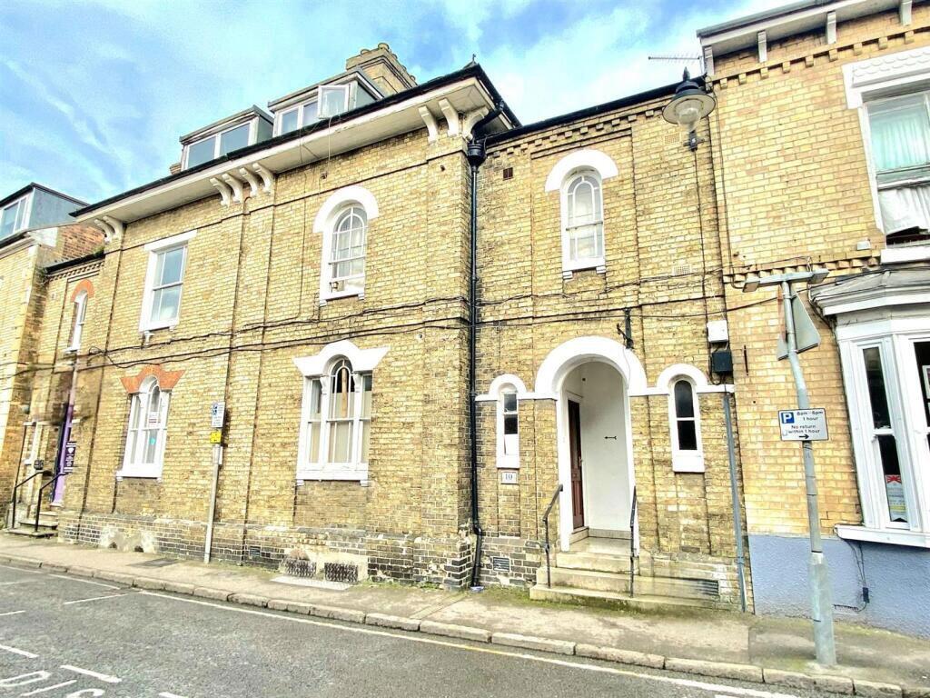 Main image of property: The Crescent, Spalding, Lincolnshire, PE11 1AE