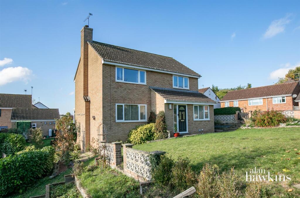 4-bed detached on Westbury Park, Royal Wootton Bassett, £450,000