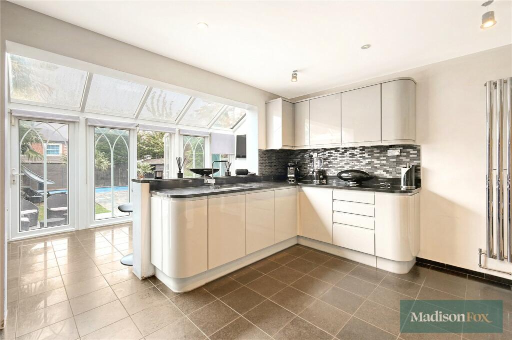 Millwell Crescent, Chigwell, Essex, IG7 – další