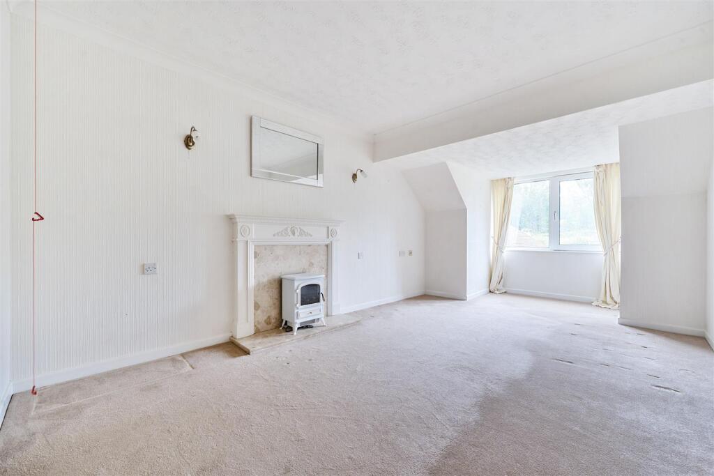 McKernan Court, High Street, Sandhurst, Berkshire, GU47 8HH photo 2