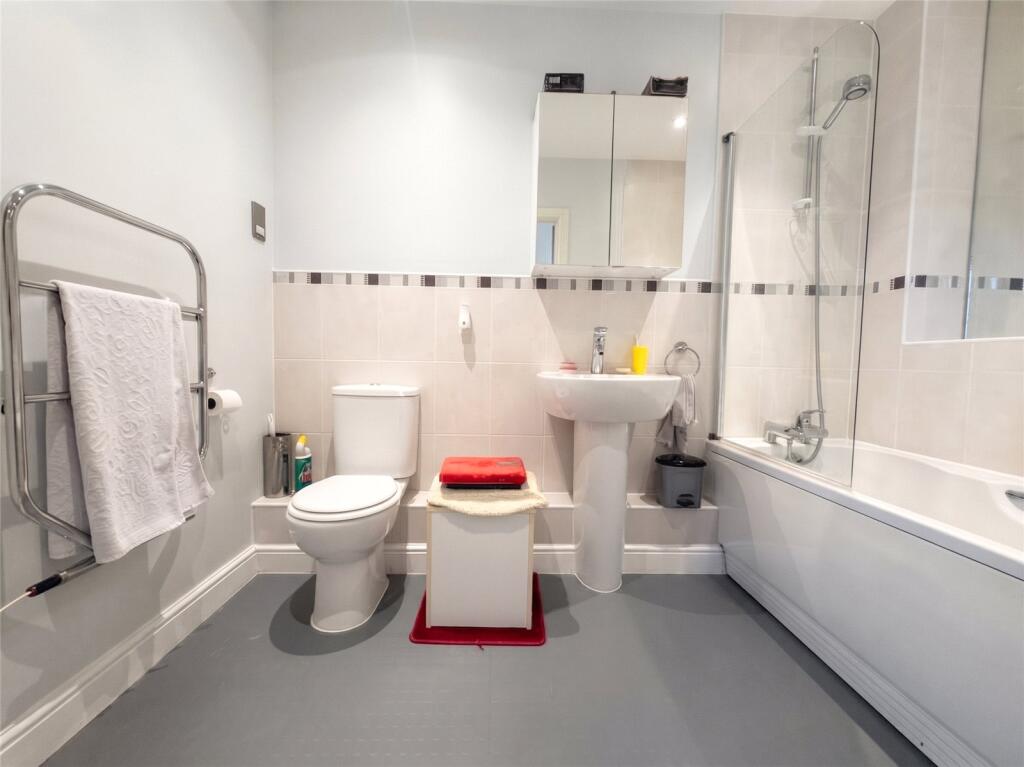 Apartment in Surrey Heath, Surrey - More