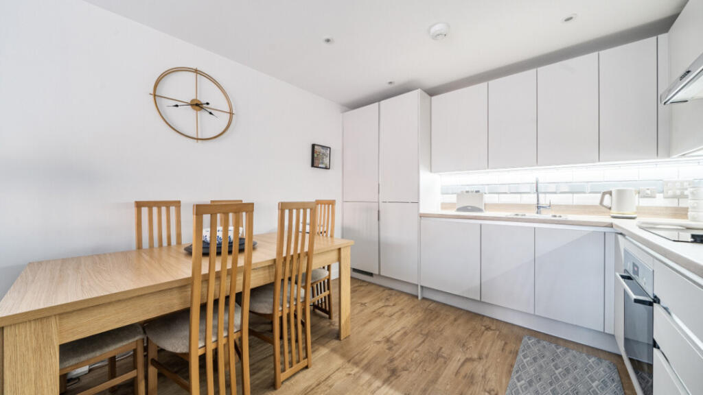 Apartment in Spelthorne, Surrey - More
