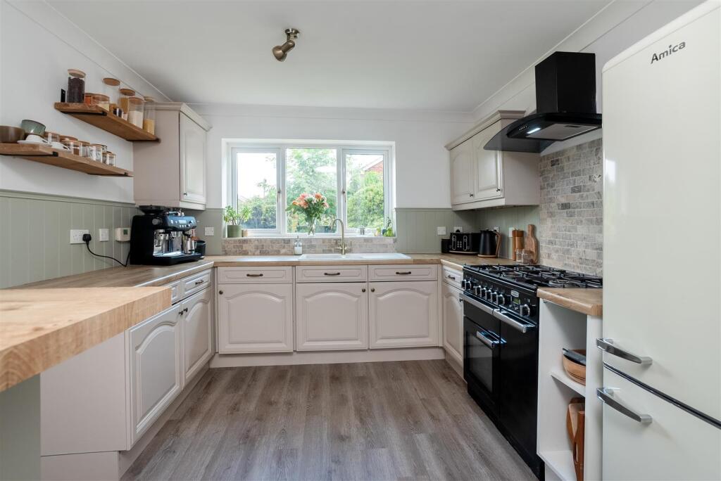 House in Stratford-on-Avon, Wellesbourne CP - More