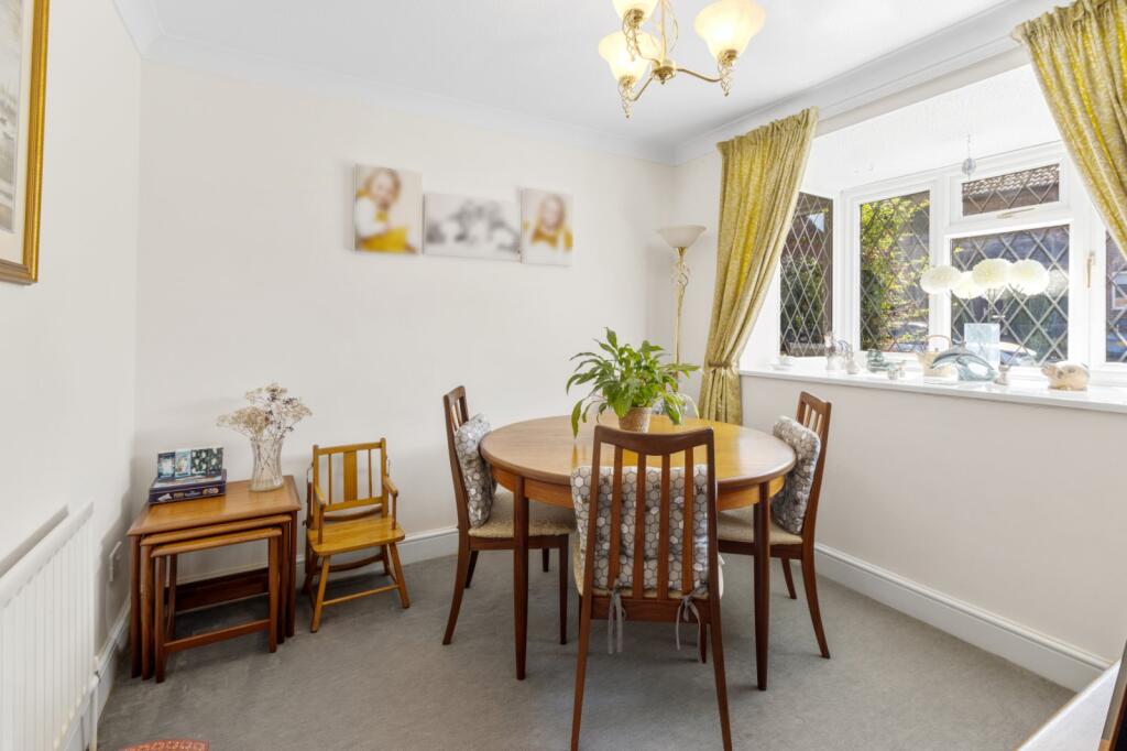 Castle Rise, Ridgewood, Uckfield, East Sussex, TN22 photo 4