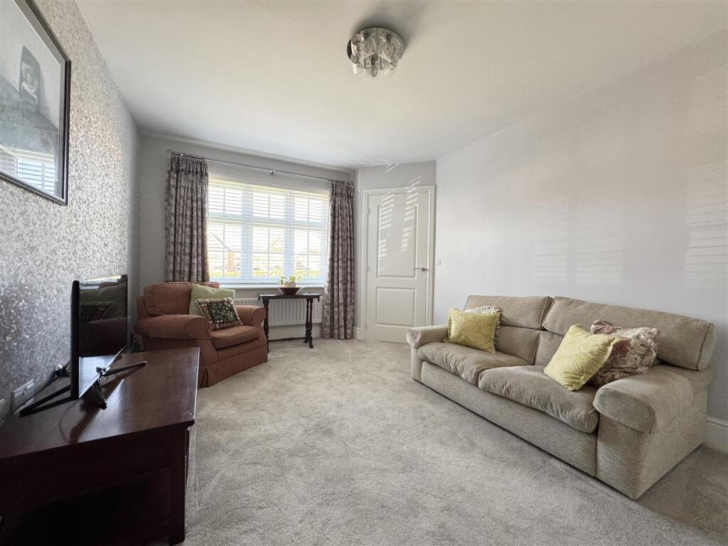 Foxglove Drive, Highburton, Huddersfield, HD8 0ZH photo 3