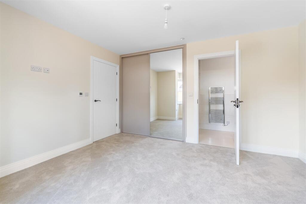 House in Kingston upon Thames - More