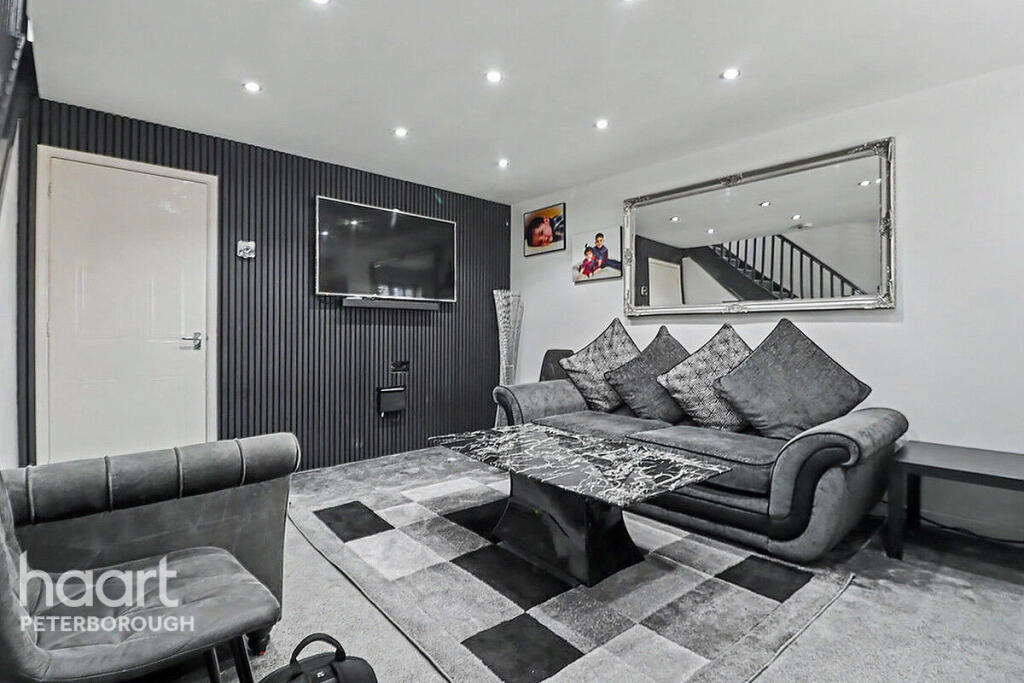 Beeston Drive, Park Farm photo 2