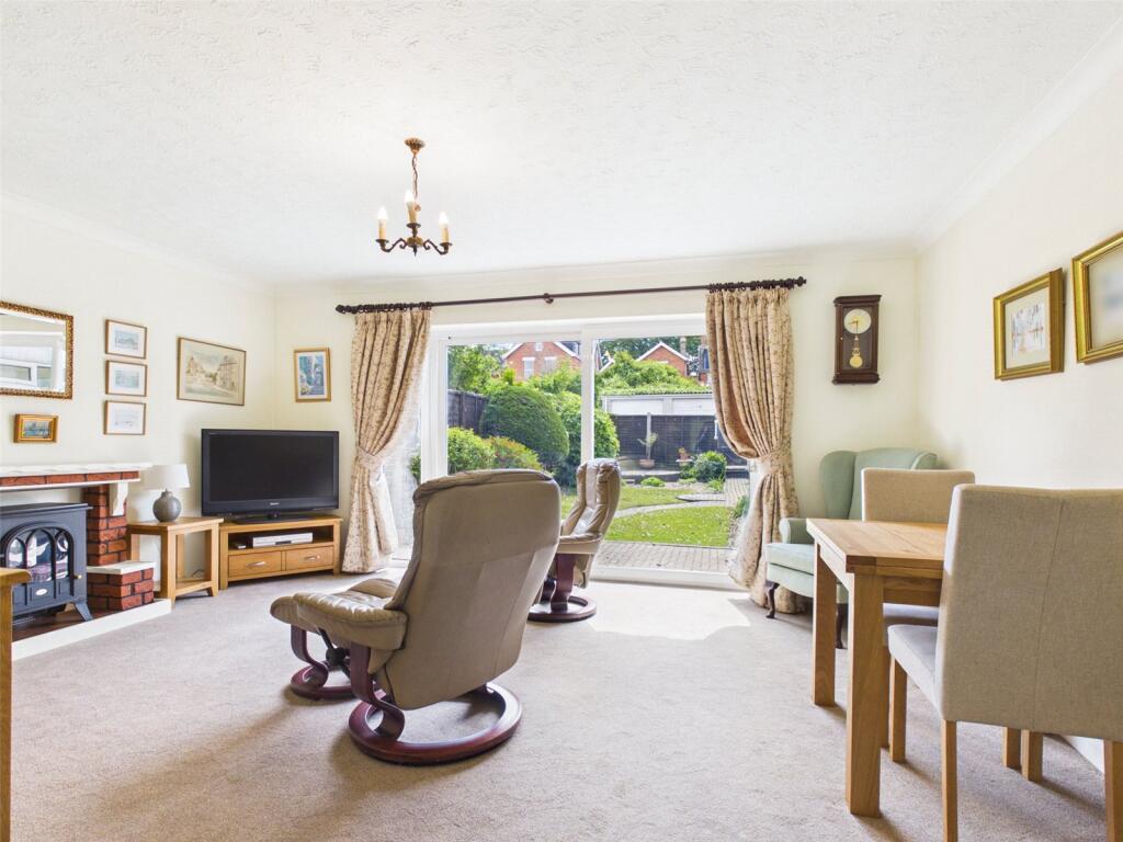 Seaton Close, Highcliffe, Christchurch, Dorset, BH23 photo 2