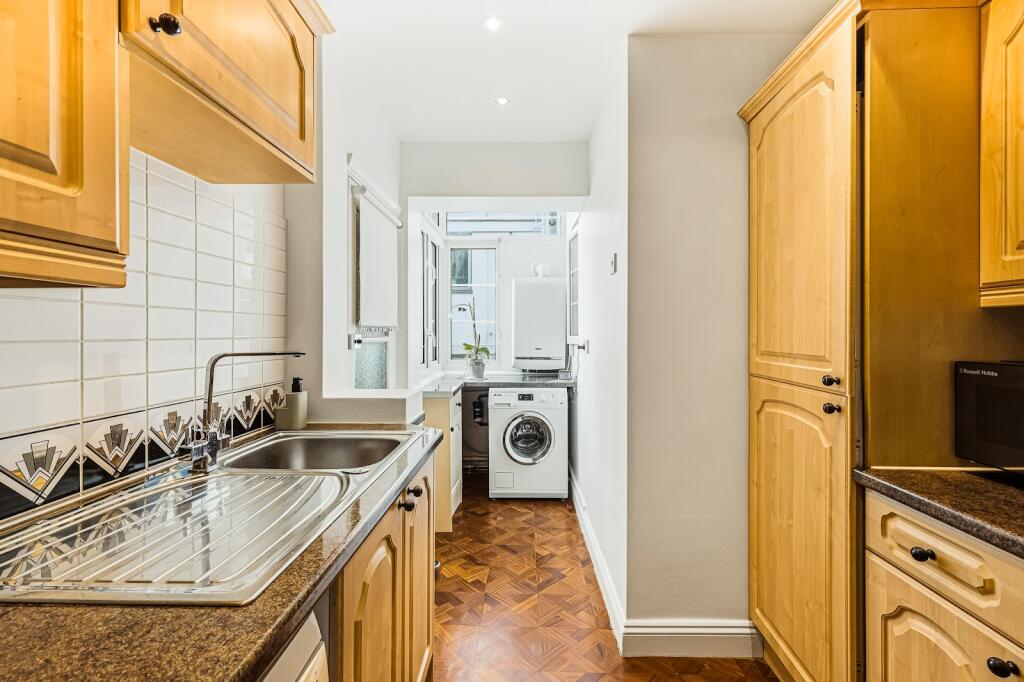 Apartment in Southend-on-Sea, Essex - More