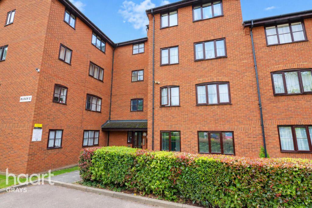 Studio flat on Argent Street, Grays, £130,000