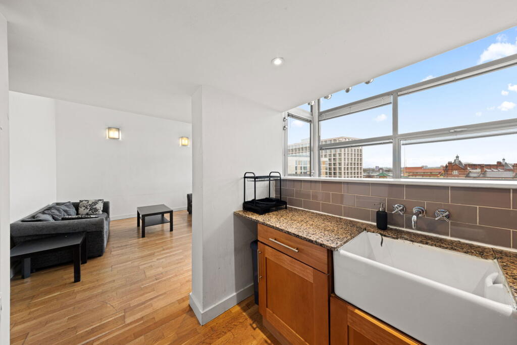 Spacious two bedroom apartment in the coolest neighbourhood in Manchester photo 3