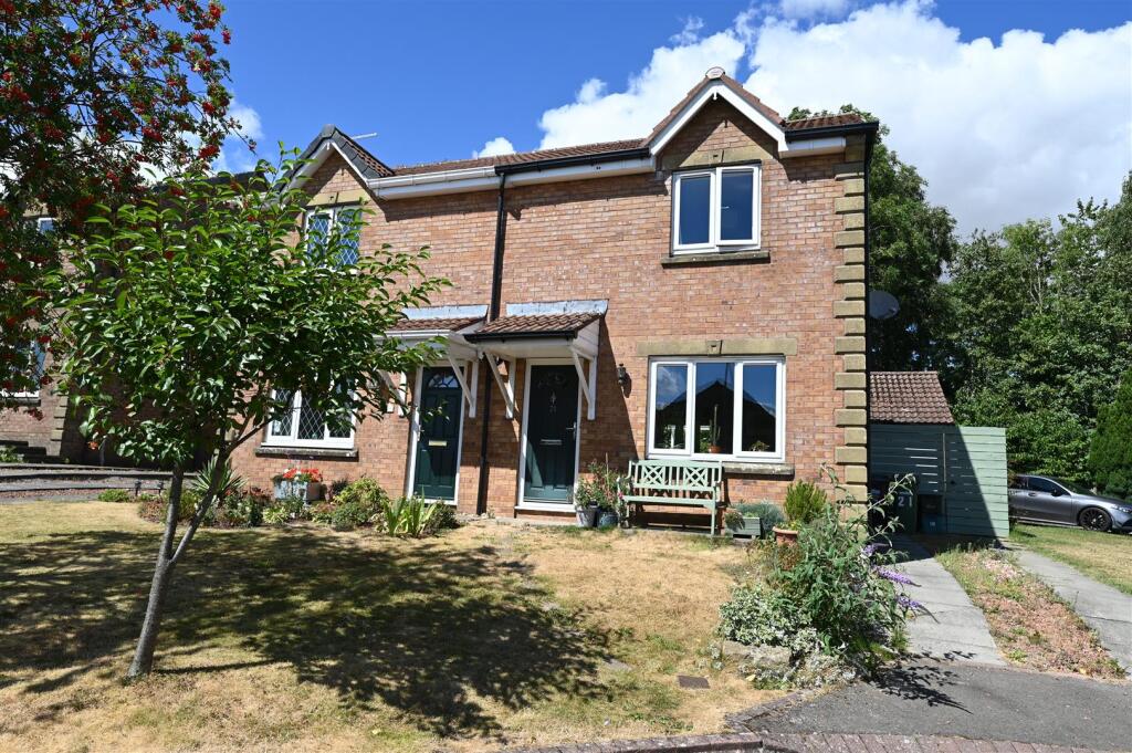 3-bed semi-detached on Ducket Close, Richmond, £235,000