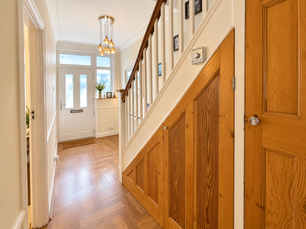House in London, Chingford Mount, Highams Park - View 5