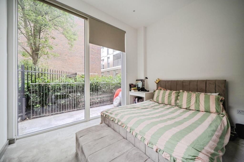 Apartment in Spelthorne, Surrey - More