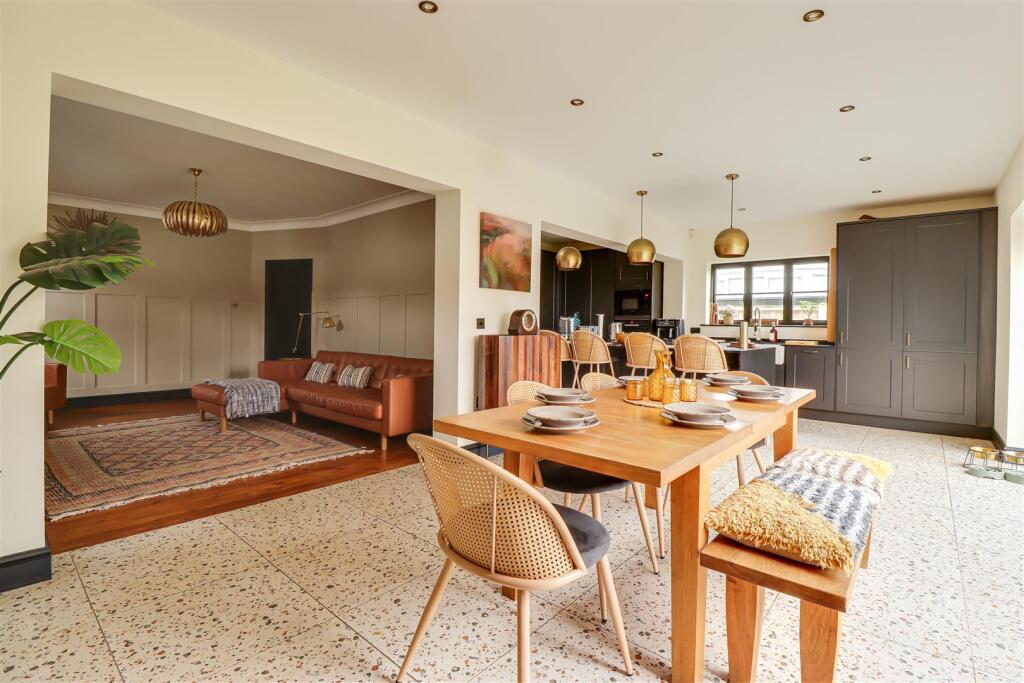 * RENOVATED THROUGHOUT * Tattersall Gardens, Leigh-on-Sea photo 2