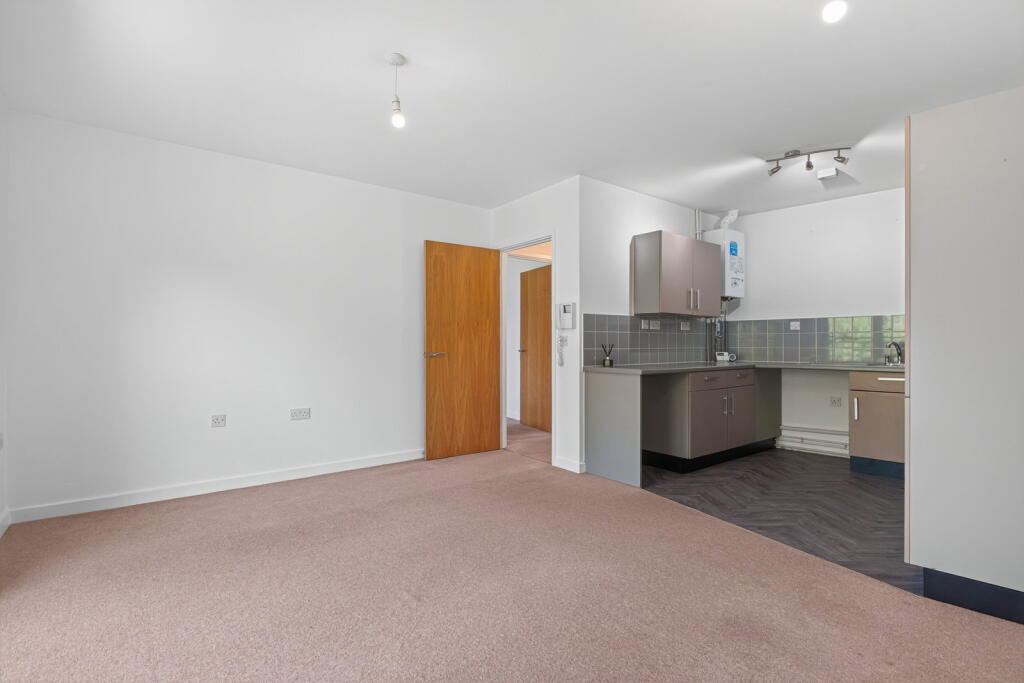 Apartment in Kettering, North Northamptonshire - View 5