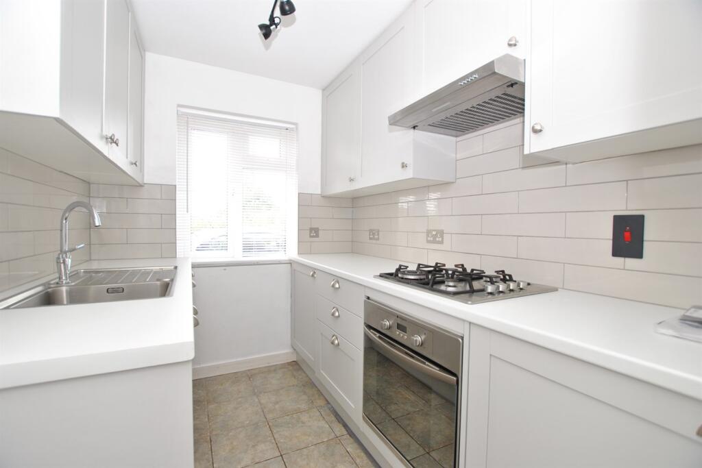 Kidmore End Road, Emmer Green, Reading photo 2