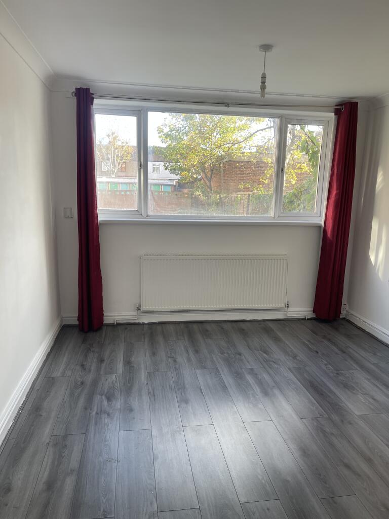 Landseer Avenue, London, E12 photo 3