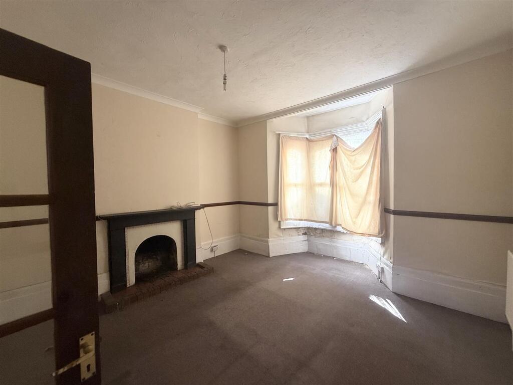 Apartment in Lewes, Newhaven - View 2
