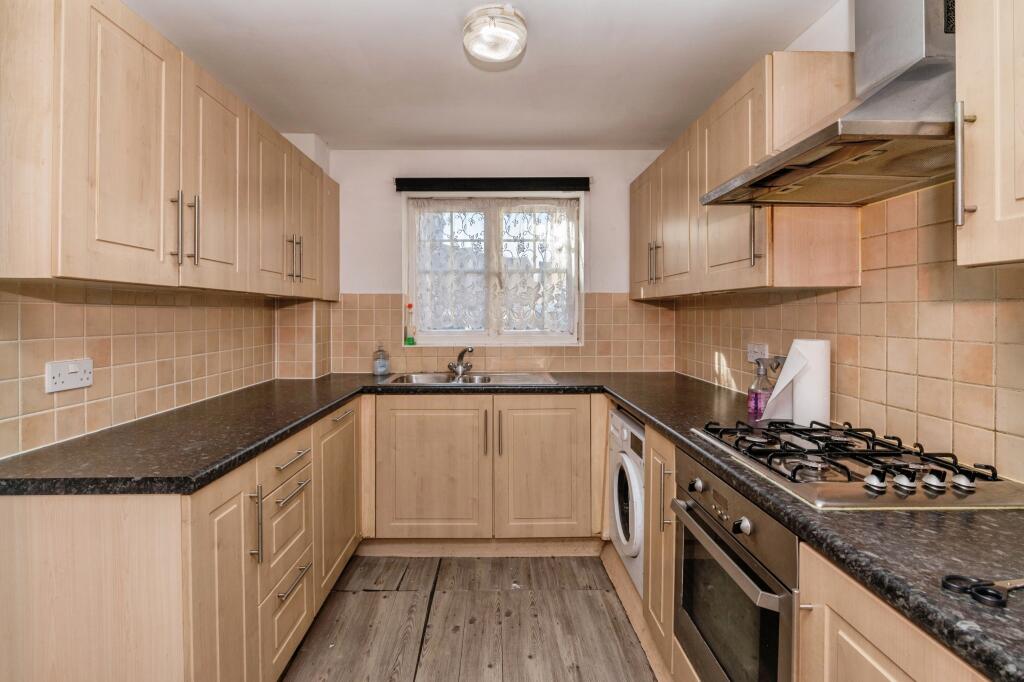 Caspian Way, Purfleet, RM19 photo 3