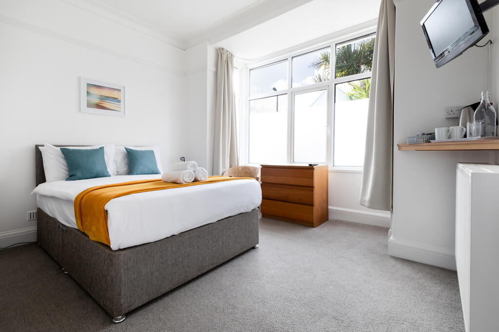 Oasis House & Apartment, Dracaena Avenue, Falmouth, Cornwall, TR11 2EG photo 3