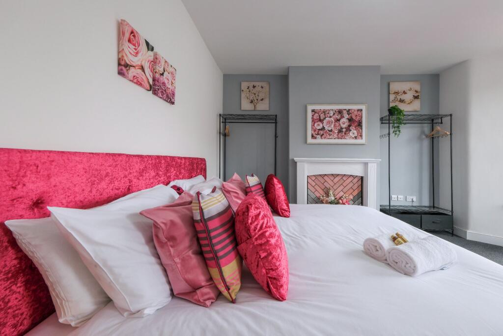 5 bedroom semi-detached house for rent