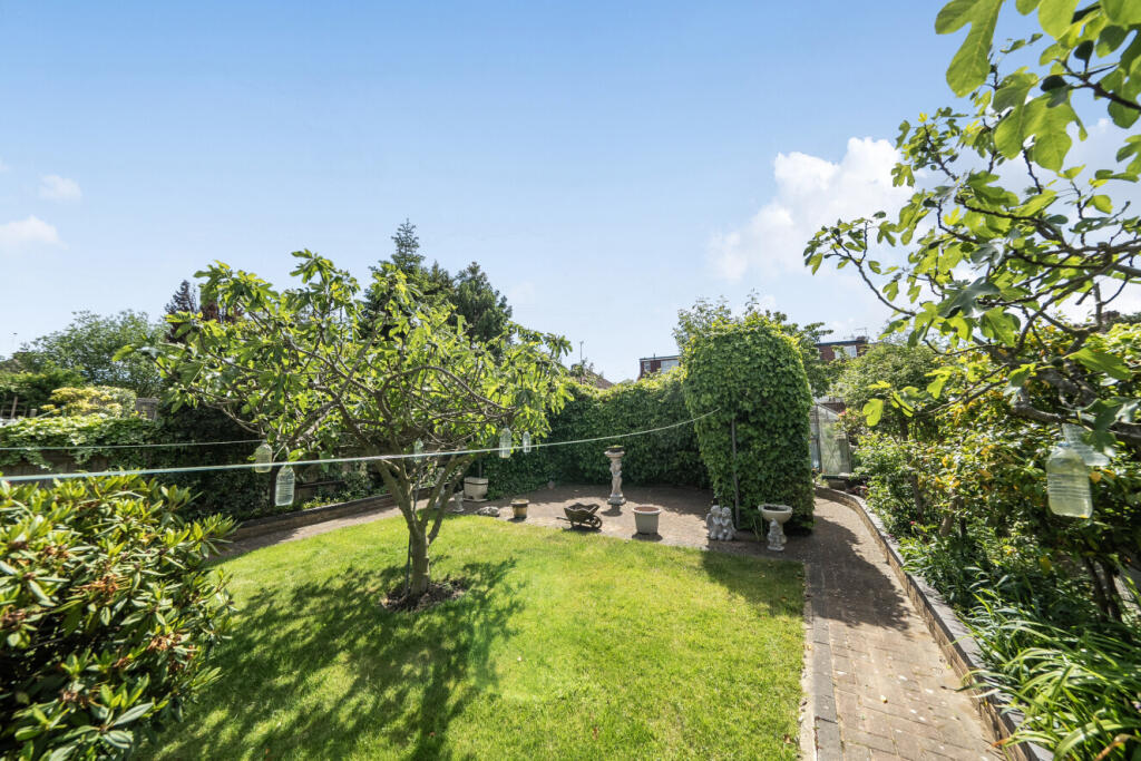 Brookdale, London, N11 photo 4