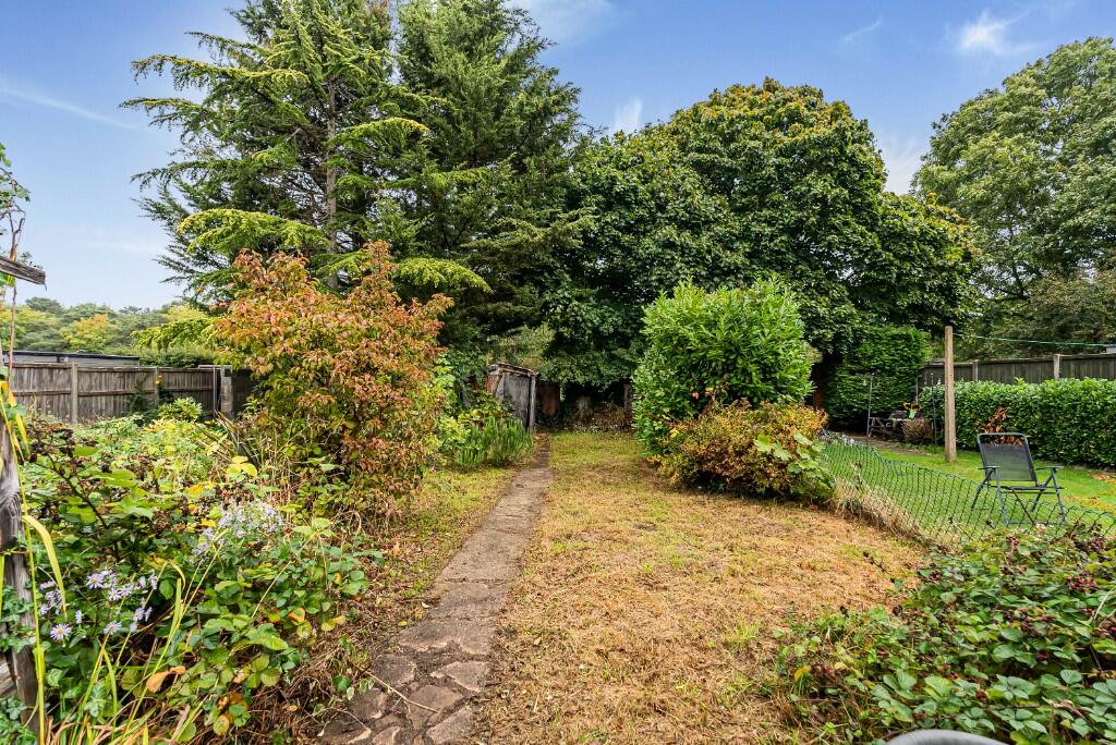 Upper Stoneyfield, Harlow, Essex, CM19 photo 2