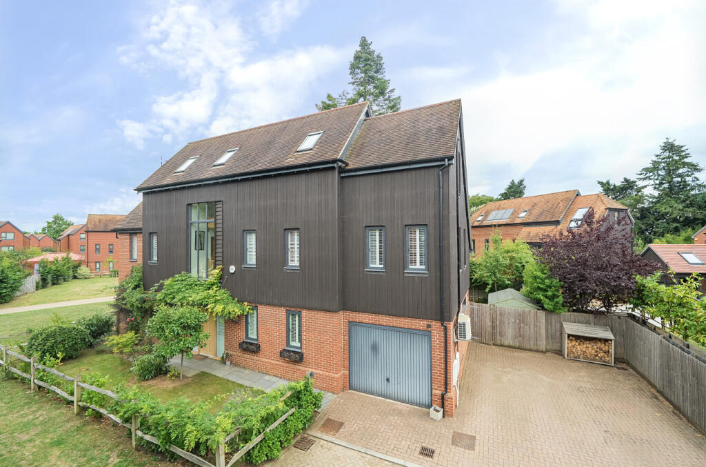 4-bed detached on Elderflower Walk, Godalming, Surrey, GU7, £1,050,000