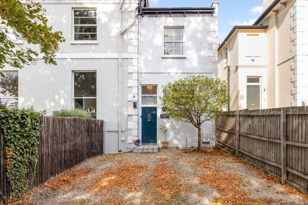 Main image of property: Battledown Approach,Cheltenham,GL52 6QZ