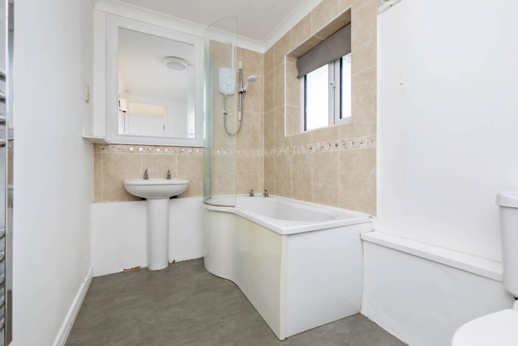 Apartment in Worthing, West Sussex - More
