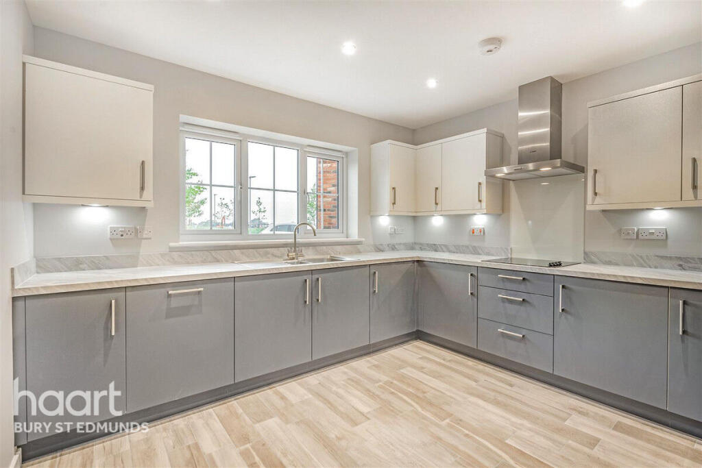 7 Buckingham Way photo 2