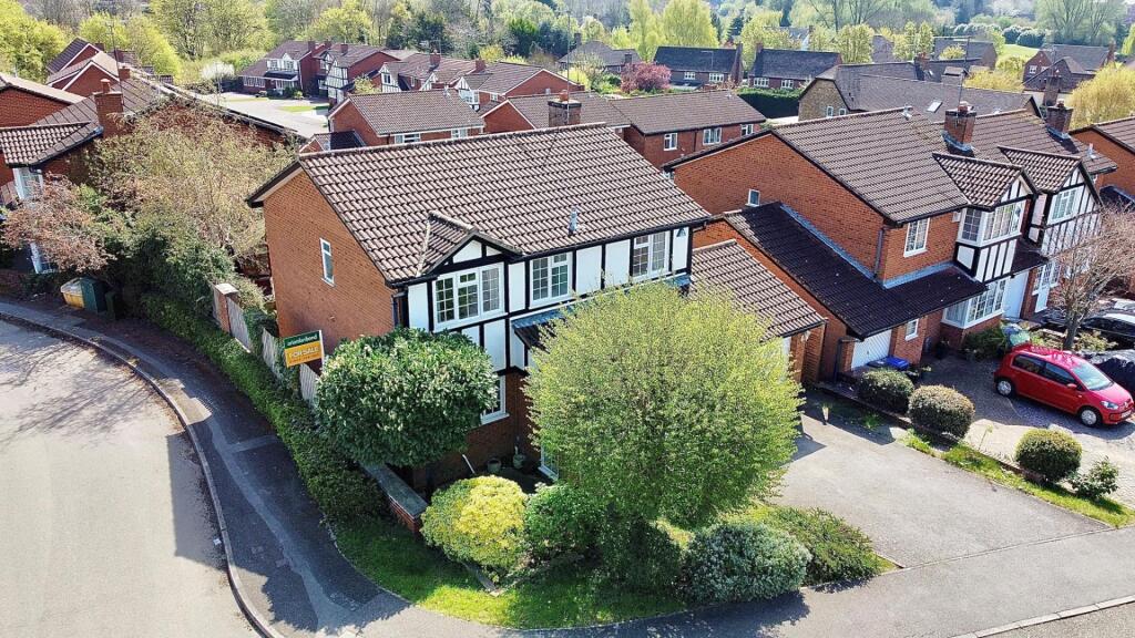 4-bed detached on Frosty Hollow, East Hunsbury, Northampton, NN4, £450,000