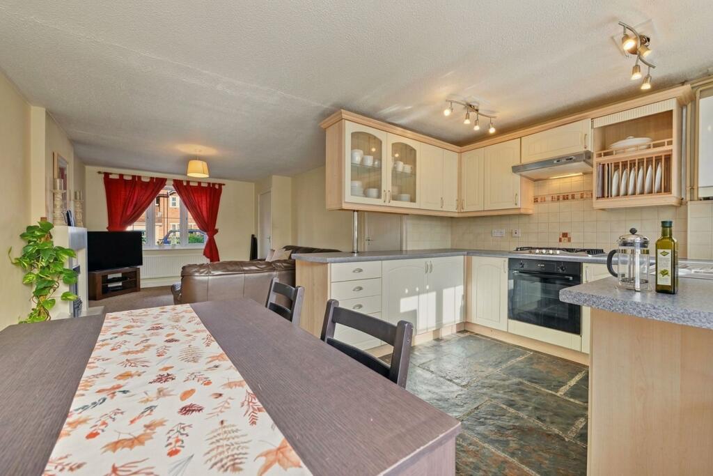 Edinburgh Close, Market Harborough, LE16 photo 3