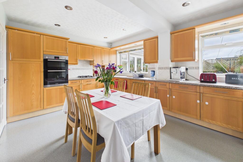 Lyndhurst Close, Milton photo 3