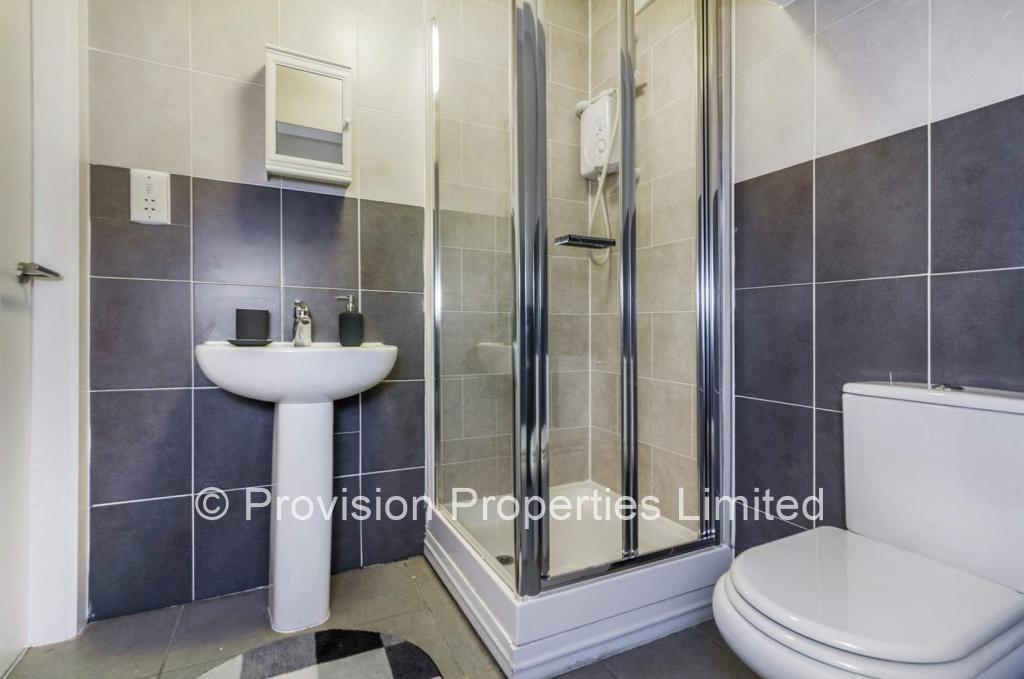 6 bedroom semi-detached house for rent
