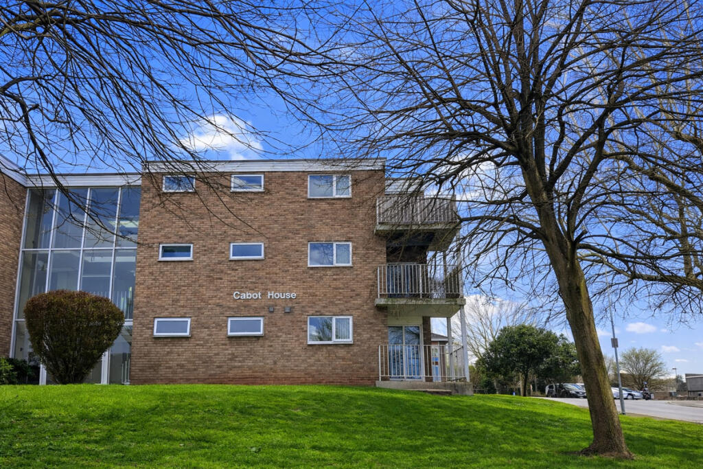 2-bed flat on Cabot House, Thornbury, BS35, £195,000