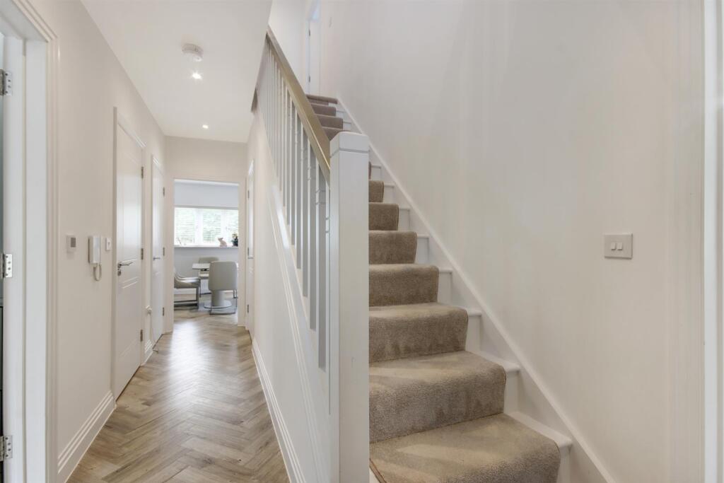 House in Tonbridge and Malling, Hildenborough - More