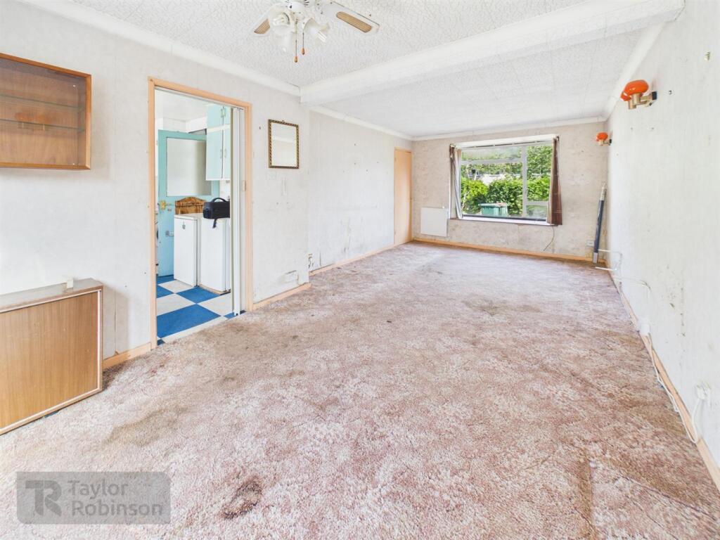 House in Crawley, Southgate - View 3